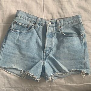Light Wash Levi Shorts